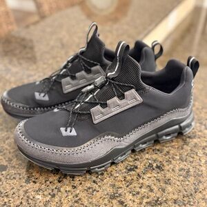 Like new! On Running Cloudaway men’s size 10.5 Black and Gray Sneakers